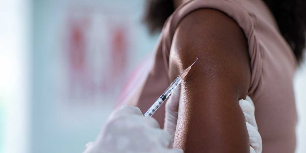 Doctors explain potential flu shot side effects, including fever and Guillain Barre syndrome. Here's what you need to know about flu vaccine side effects.